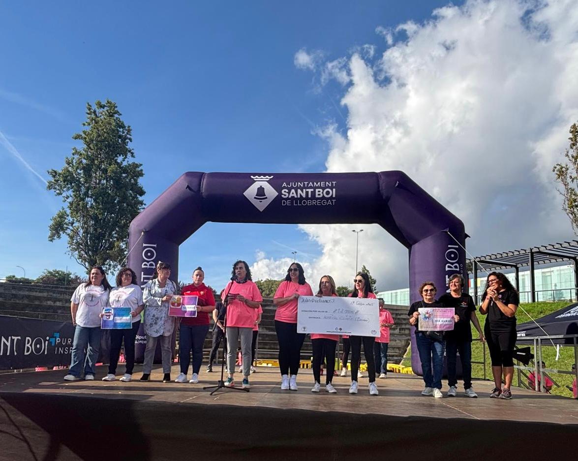 Instantània del VIII Zumba Pas a Pas, celebrat a l’amfiteatre de la Muntanyeta en suport a la recaptació